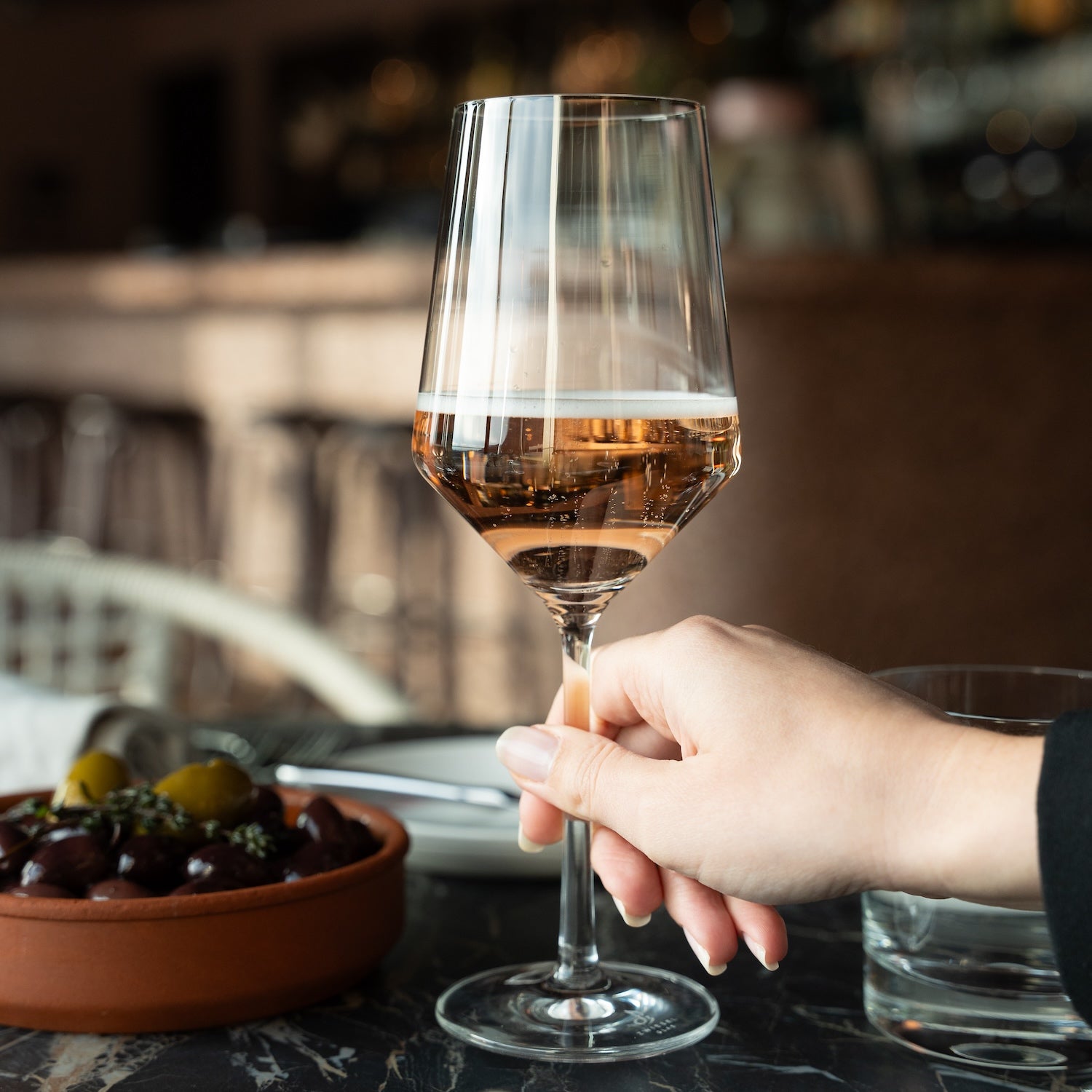 Rosefarbene alkoholfreie Sektalternative mit feiner Perlage in elegantem Glas