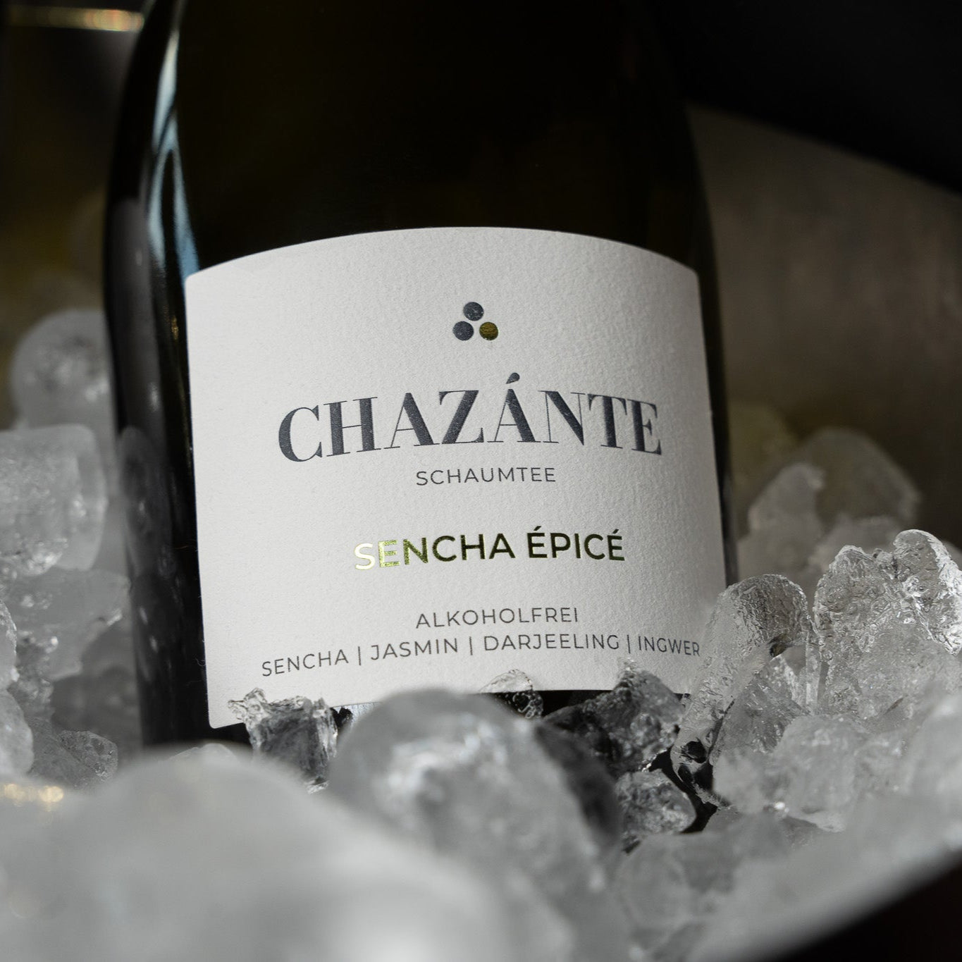 Gekühlte Flasche alkoholfreier Chazánte Sparkling Tea liegt in Eis