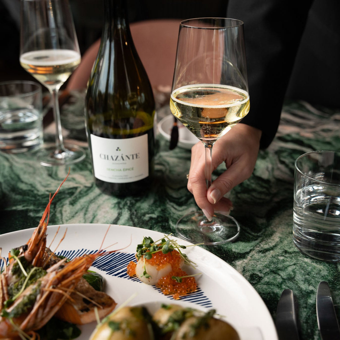 Elegantes Glas mit Chazánte Sparkling Tea Sencha Épicé