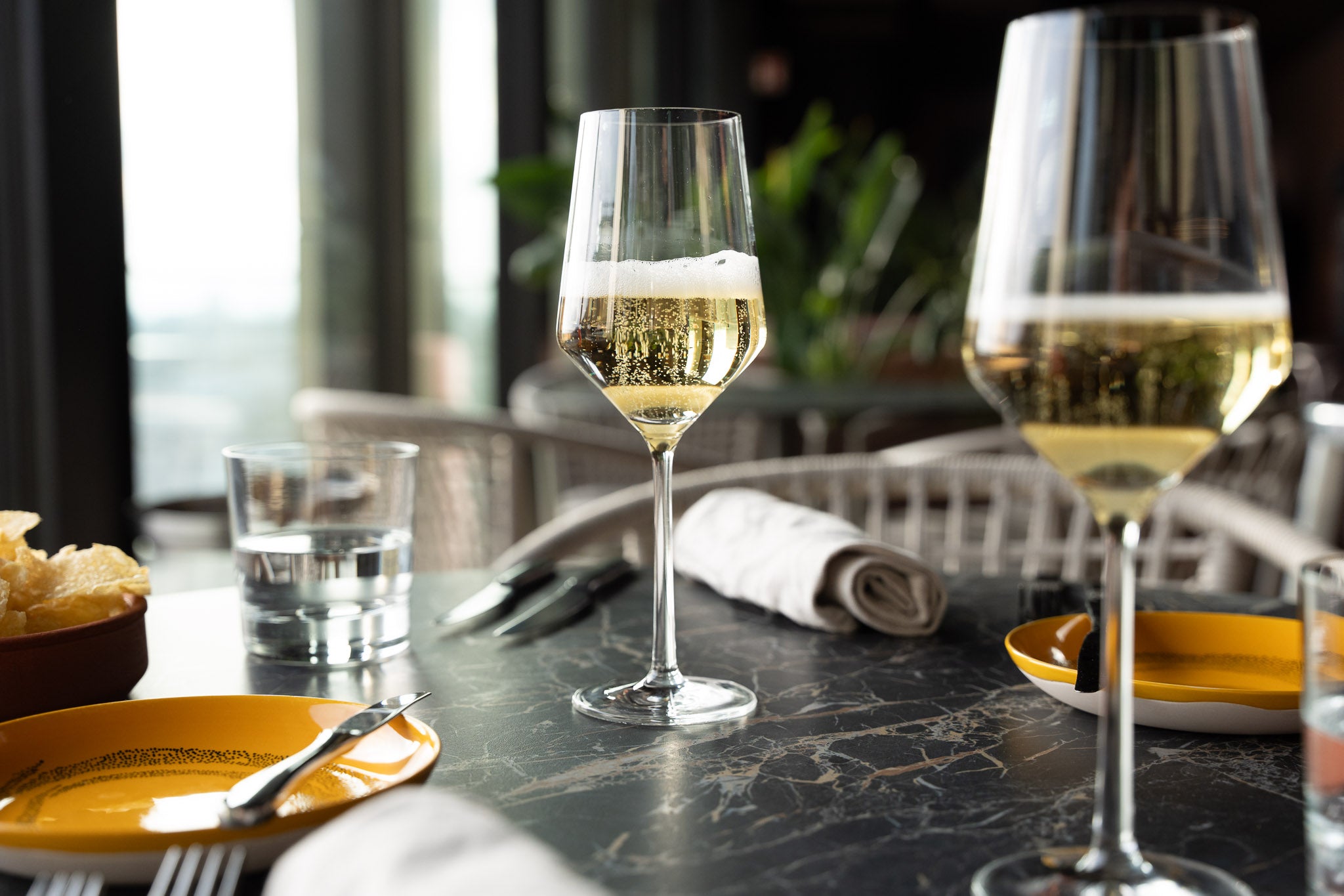 Weingläser gefüllt mit prickelnder alkoholfreie Sektalternative auf elegantem Tisch