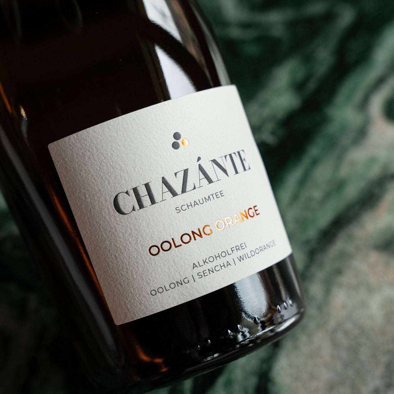 Alkoholfreier Cházante Schaumtee Oolong Orange Etikett mit Lichtreflektion